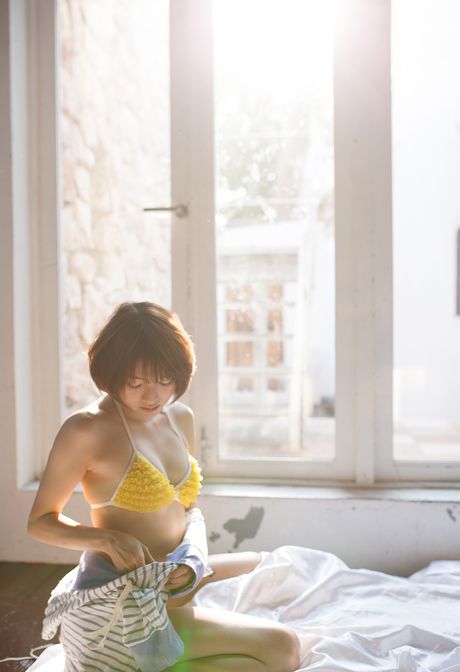 美麗的日本美女 Ayane Suzukawa 展示她的小乳房，並在獨奏中展現她的裸體