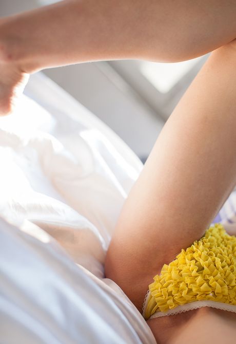 美麗的日本美女 Ayane Suzukawa 展示她的小乳房，並在獨奏中展現她的裸體