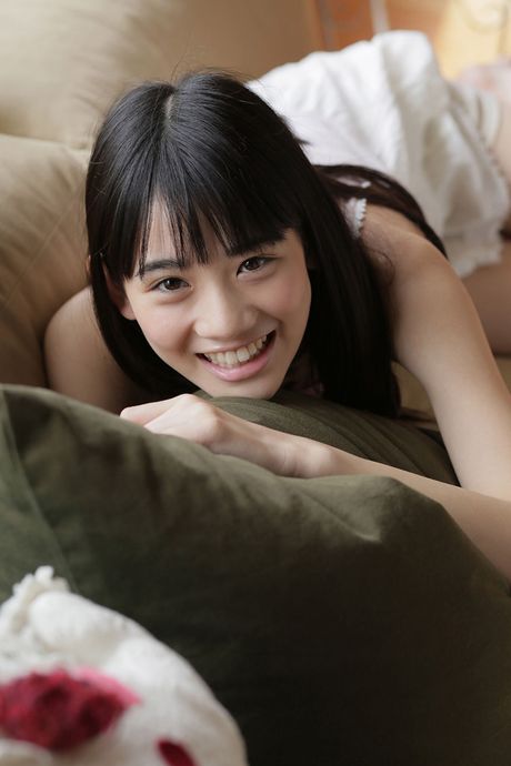 Asiatisk dukke Honoka Akimoto blotter sine små bryster og afslører sin nøgenhed til billedet