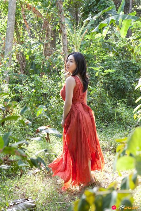 Asiatisk pige Irie Saaya tager sin kjole af og viser sine store bryster udendørs