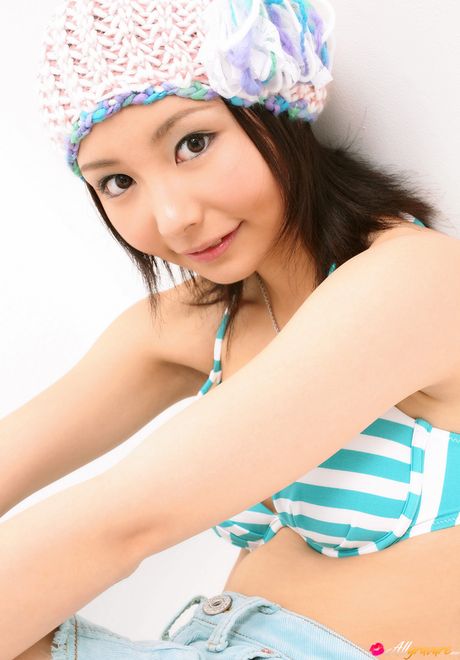 亞洲美女 Nene Kamiya 脫下比基尼，展示她的乳房