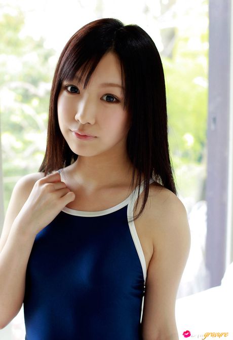 Asiatisk teenager Mami Harata bliver nøgen på en sofa efter træning