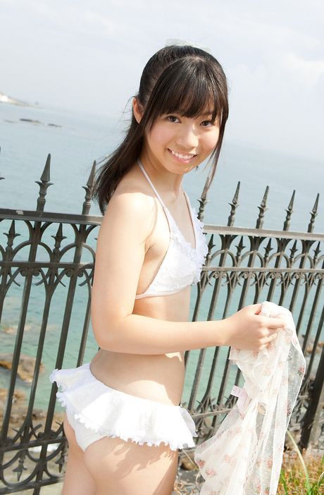 Asiatisk pige Tenshin Nanao viser sine petite små bryster og poserer solo