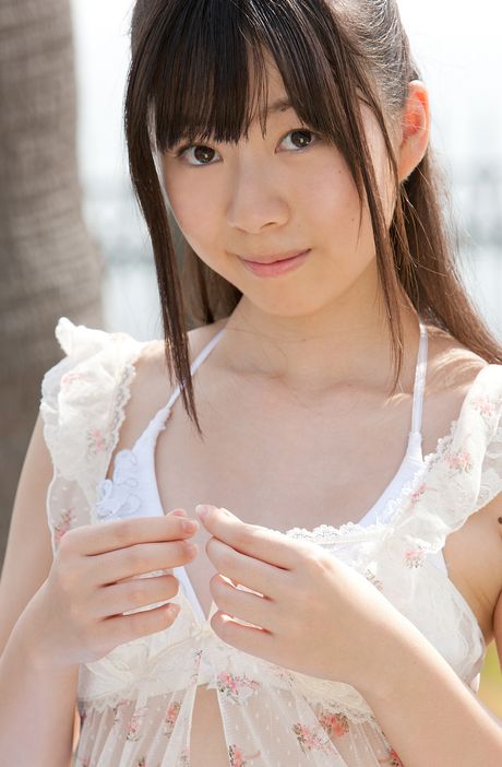 A: Asiatisk pige Tenshin Nanao viser sine petite små bryster og poserer solo