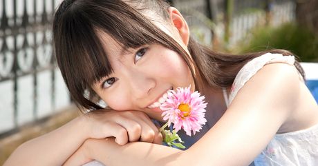 Asiatisk pige Tenshin Nanao viser sine petite små bryster og poserer solo