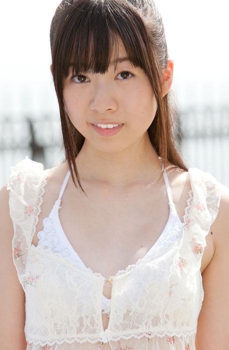 Asiatisk pige Tenshin Nanao viser sine petite små bryster og poserer solo