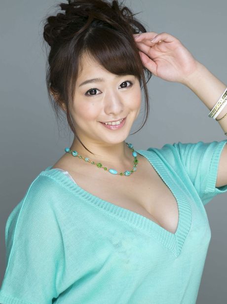 亞洲小妞 Marina Shiraishi 暴露她的巨乳，並展示她不穿衣服的身材