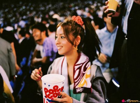 Ødelæggende asiatisk teenager Nozomi Sasaki viser sine petite små bryster frem og poserer solo