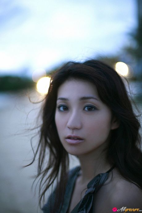 Asiatisk søde Yuko Oshima fremhæver sine små bryster og viser sin nøgenhed på stranden