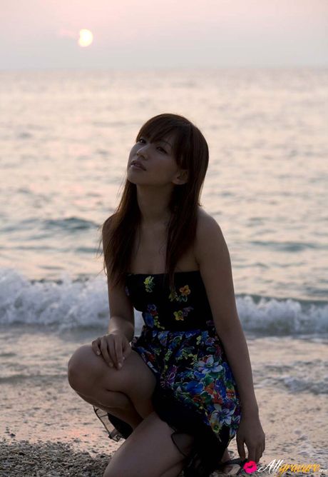 アジア人モデルの優木まおみがソファでセクシーに裸になる