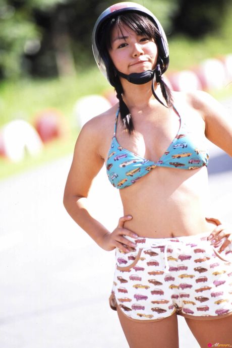 美麗的亞洲寶貝 Sayaka Isoyama 炫耀她驚人的胸部和修剪過的陰部