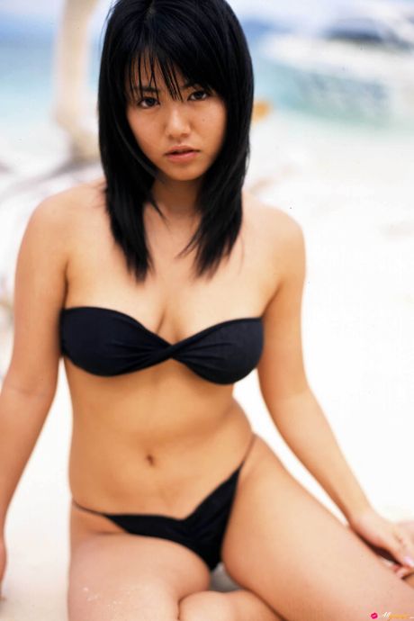 美麗的亞洲寶貝 Sayaka Isoyama 炫耀她驚人的胸部和修剪過的陰部