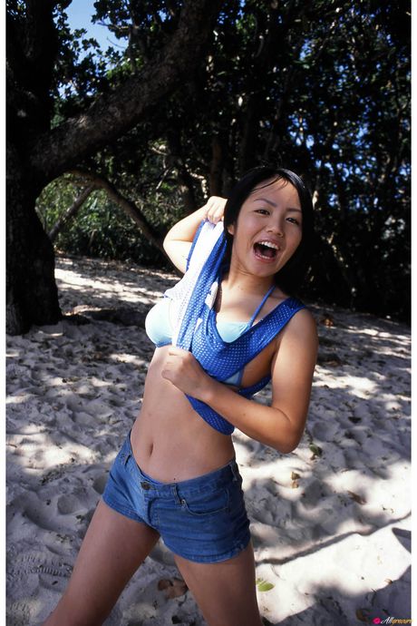 美麗的亞洲寶貝 Sayaka Isoyama 炫耀她驚人的胸部和修剪過的陰部