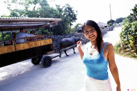 美麗的亞洲寶貝 Sayaka Isoyama 炫耀她驚人的胸部和修剪過的陰部