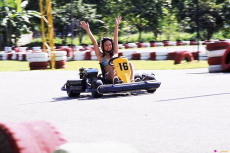美麗的亞洲寶貝 Sayaka Isoyama 炫耀她驚人的胸部和修剪過的陰部