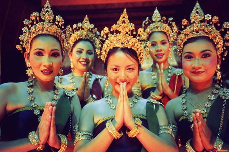 美麗的亞洲寶貝 Sayaka Isoyama 炫耀她驚人的胸部和修剪過的陰部