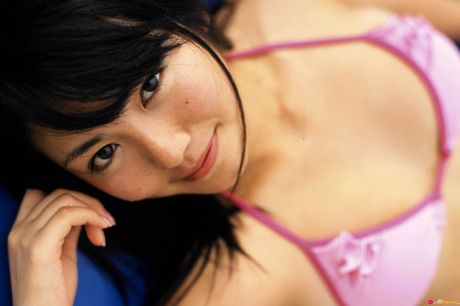 美麗的亞洲寶貝 Sayaka Isoyama 炫耀她驚人的胸部和修剪過的陰部