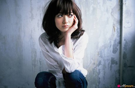 漂亮的亞洲寶貝 Rina Aizawa 在戶外展示她驚人的胸部和光禿的陰部