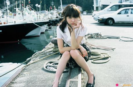 漂亮的亞洲寶貝 Rina Aizawa 在戶外展示她驚人的胸部和光禿的陰部