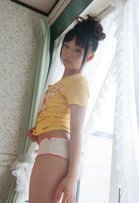 茶色の目をした日本の美女ひよりが大きなお尻を見せ、スカイクラッドの姿を撮影