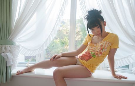 茶色の目をした日本の美女ひよりが大きなお尻を見せ、スカイクラッドの姿を撮影