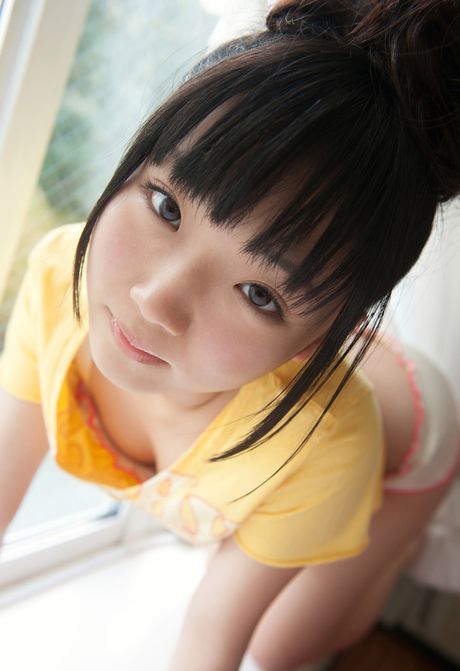 茶色の目をした日本の美女ひよりが大きなお尻を見せ、スカイクラッドの姿を撮影