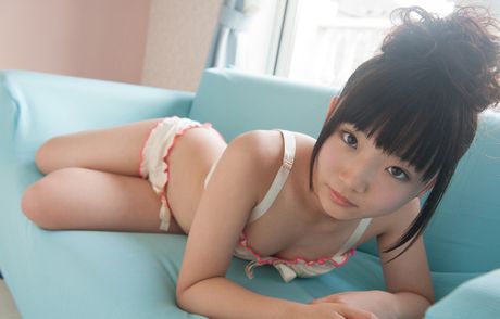 茶色の目をした日本の美女ひよりが大きなお尻を見せ、スカイクラッドの姿を撮影