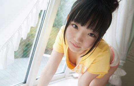 茶色の目をした日本の美女ひよりが大きなお尻を見せ、スカイクラッドの姿を撮影