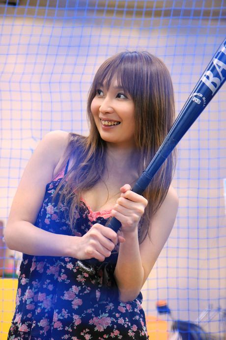 Brunøjede japanske nuttede Misaki Okukawa stripper og poserer solo