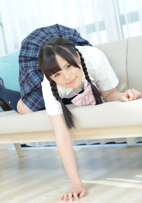 亞洲女孩 Moeno Takarada 脫光衣服，穿著絲襪展示她巨大的乳房