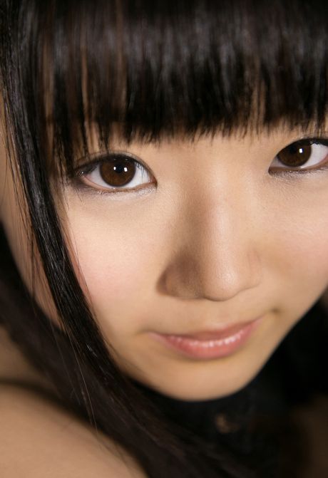 茶色の目をした日本の美女ひよりが大きなお尻を披露し、ストッキング姿でポーズをとる