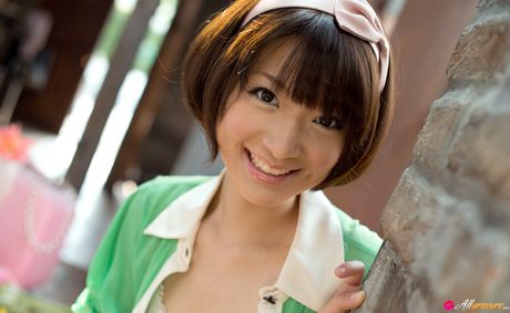 Asiatisk søde Mayu Kamiya demonstrerer sine naturlige små bryster og modellerer i rå tilstand i en solo