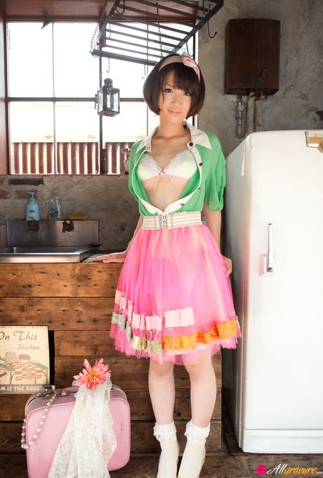 Asiatisk søde Mayu Kamiya demonstrerer sine naturlige små bryster og modellerer i rå tilstand i en solo