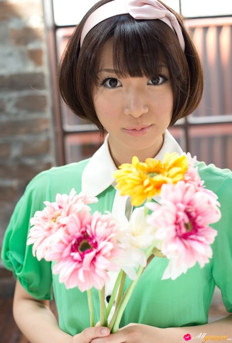 Asiatisk søde Mayu Kamiya demonstrerer sine naturlige små bryster og modellerer i rå tilstand i en solo