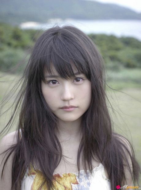 Asiatisk teenager Asumi Arimura bliver nøgen i en mark med vilde blomster