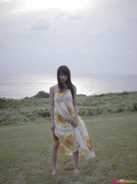 Asiatisk teenager Asumi Arimura bliver nøgen i en mark med vilde blomster