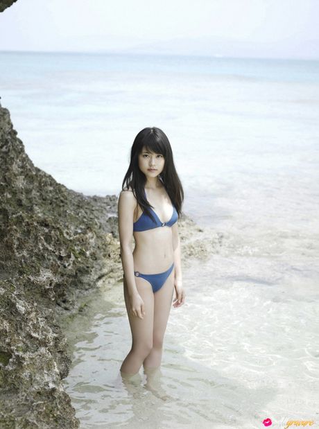 Asiatisk teenager Asumi Arimura bliver nøgen i en mark med vilde blomster