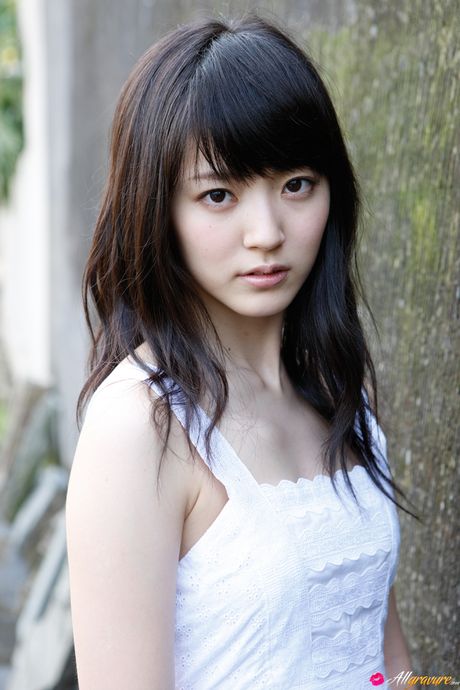 Asian covergirl Airi Suzuki gets naked on a bed before masturbating