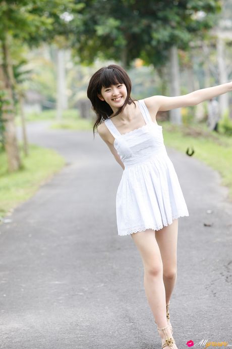 Asian covergirl Airi Suzuki gets naked on a bed before masturbating