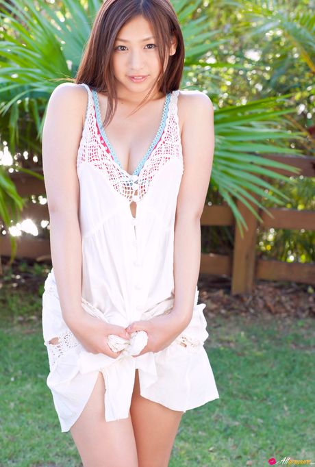 アジアのキュートな佐山彩香がビキニを脱ぎ、屋外で巨乳を披露