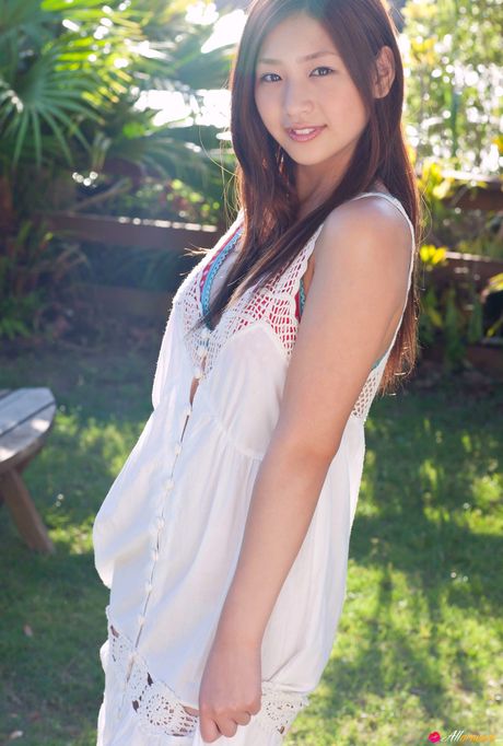 アジアのキュートな佐山彩香がビキニを脱ぎ、屋外で巨乳を披露