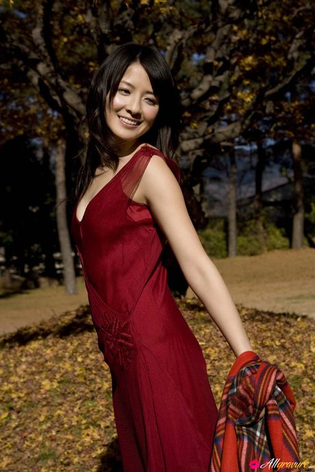 Babe Rina Mastsuki demonstrerer sine flotte bryster og poserer solo