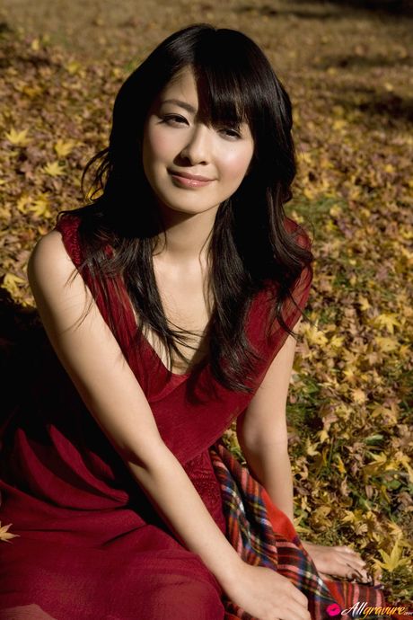 Babe Rina Mastsuki demonstrerer sine flotte bryster og poserer solo