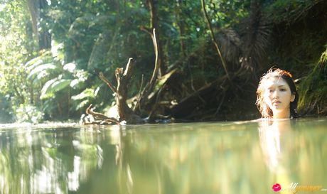 亞洲青少年 Neo 在田野的毯子上裸體