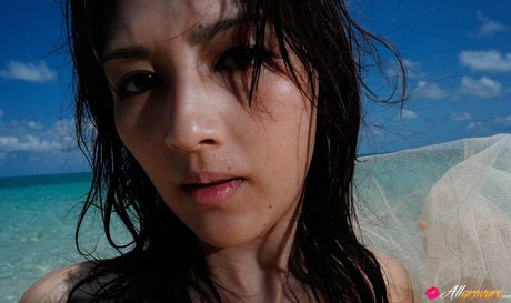 亞洲青少年 Neo 在田野的毯子上裸體