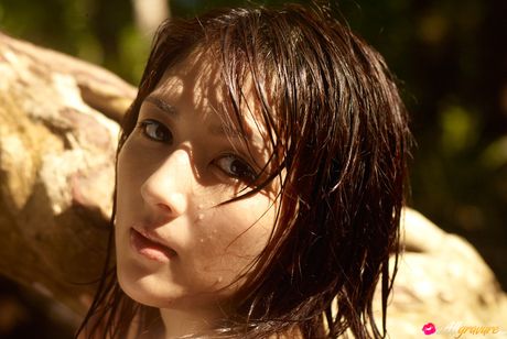 亞洲青少年 Neo 在田野的毯子上裸體