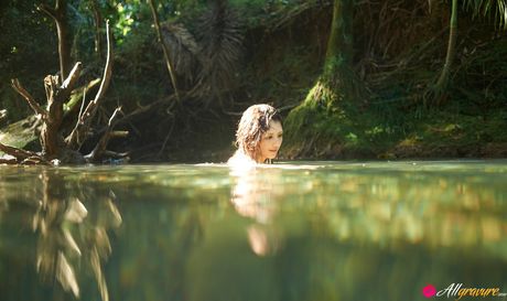 亞洲青少年 Neo 在田野的毯子上裸體