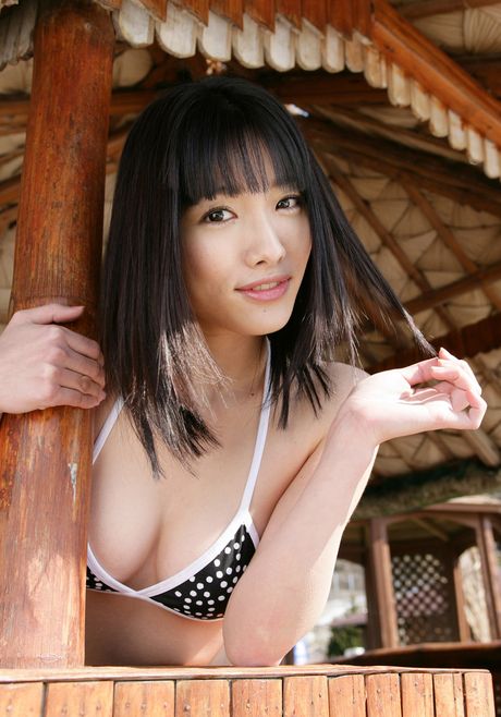 アジアのティーン、アンナ・コンノがビキニ姿で素晴らしい胸とポーズを披露