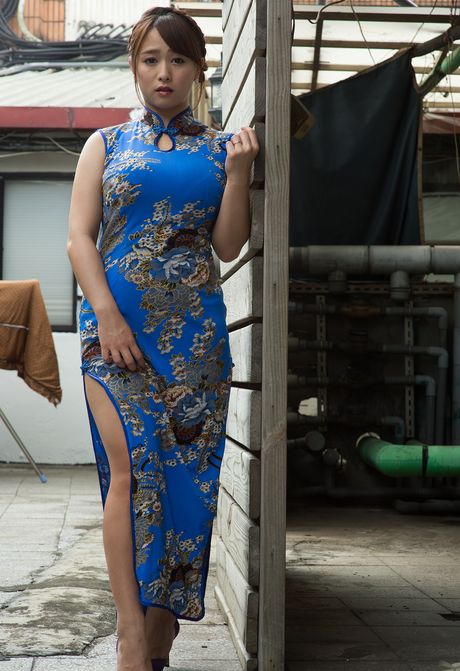 亞洲美女 Marina Shiraishi 展示她令人驚嘆的乳房並獨自擺姿勢