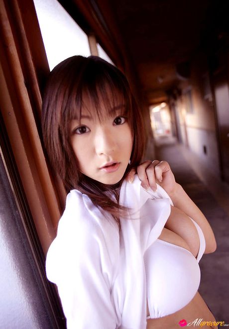 棕色眼睛的日本寶貝堀井瑞希身著性感內衣擺造型